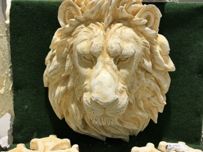Statut tête de lion, en béton