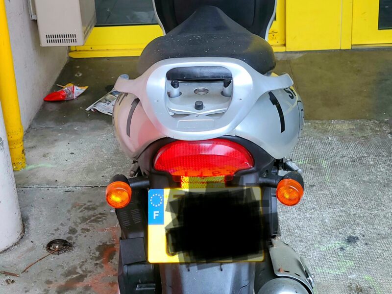 Vends scooter Yiying 125 cm3 gris métalisé 700 euros