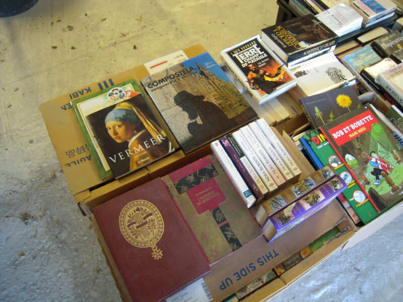 Vends lot de 700 livres comme neufs