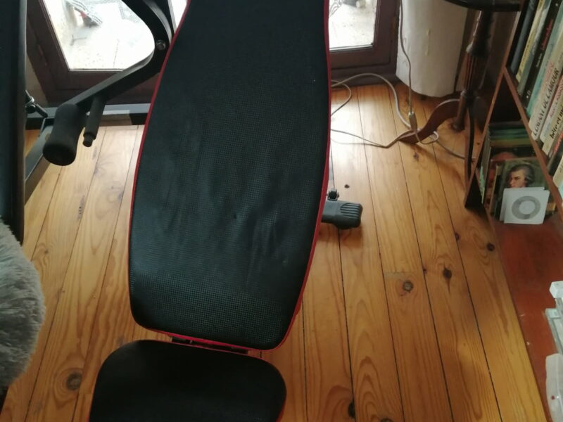 Banc de musculation en bon état et porte avant gauche Peugeot 406 très bon état