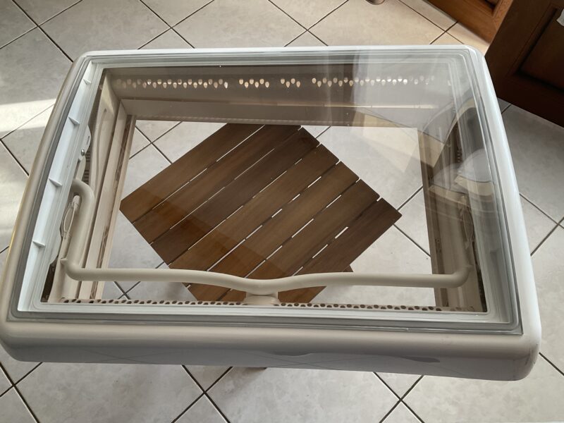 Lanterneau van ou camping car neuf 1/2 prix