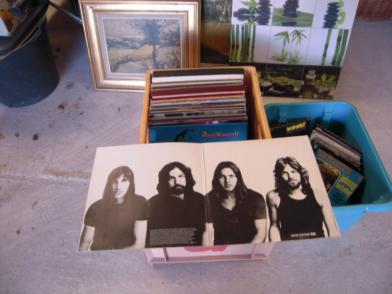 CAISSE DE VINYLE ORIGINAUX : 45 & 33 T .