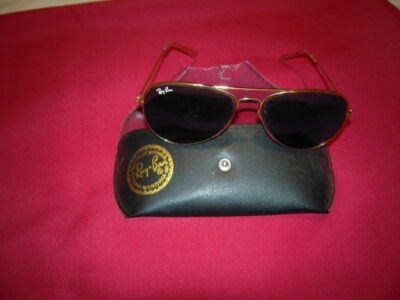 DEUX PAIRES ORIGINALES " RAY BAN " DANS LEUR ETUI D ' ORIGINE.