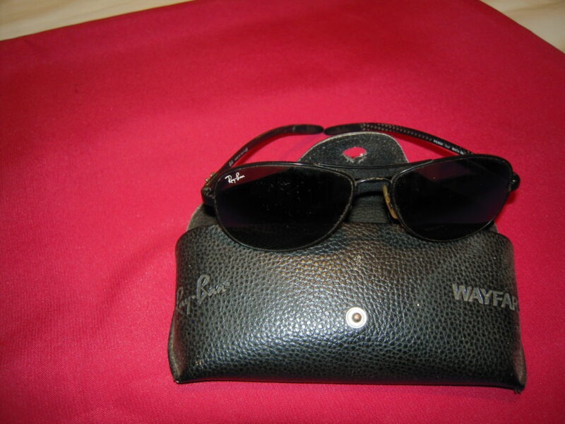 DEUX PAIRES ORIGINALES " RAY BAN " DANS LEUR ETUI D ' ORIGINE.