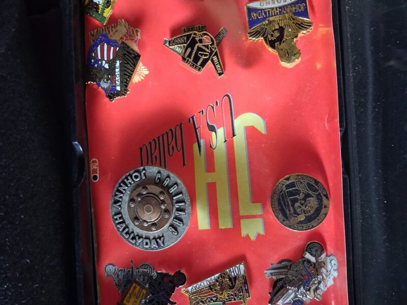 Coffret johnny avec pins complets